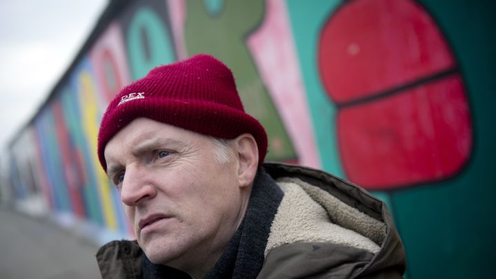 L'artiste Thierry Noir devant son &oelig;uvre, le 28 f&eacute;vrier 2013 &agrave; Berlin (Allemagne). (ODD ANDERSEN / AFP)