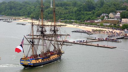 Le trois-m&acirc;ts, "L'Hermione"&nbsp;arrive dans la baie de Chesapeake,&nbsp;le petit port de Yorktown (Virginie), le 5 juin 2015 (JOE FUDGE / AP / SIPA)