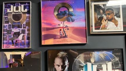 Les disques de platine de Jul, au studio Recording à Marseille. (MATTEU MAESTRACCI / FRANCEINFO / RADIO FRANCE)