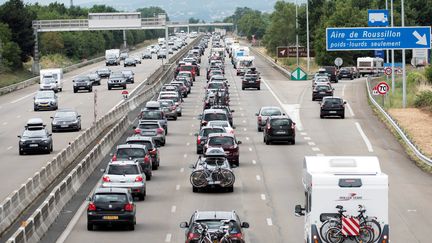 Des automobilistes avancent au ralenti sur l'autoroute A7 &agrave;&nbsp;Reventin-Vauguris(Is&egrave;re), en direction de Valence, le 30 juillet 2016. (ROMAIN LAFABREGUE / AFP)