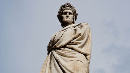 La Statue de Dante par Enrico Pezzi (1865), sur la Piazza di Santa Croce à Florence (MANUEL COHEN / MANUEL COHEN VIA AFP)