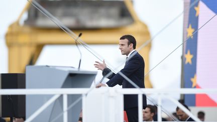 Emmanuel Macron prononce un discours à Saint-Nazaire (Loire-Atlantique), le 31 mai 2017, lors de l'inauguration du "Meraviglia" dans les chantiers de STX. (JEAN-SEBASTIEN EVRARD / AFP)