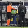 L'arbitre français Clément Turpin vérifie une action litigieuse grâce à la VAR lors de la rencontre de Ligue 1 Bordeaux-Saint-Etienne, le 5 décembre 2018, à Bordeaux. (NICOLAS TUCAT / AFP)