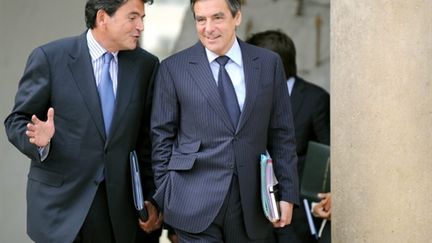 François Fillon et le secrétaire d'Etat aux Affaires européennes, Pierre Lellouche, à l'Elysée, le 25 août 2010. (AFP PHOTO / LIONEL BONAVENTURE)