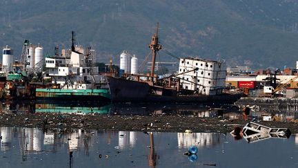 En 2000, plus d’un million de litres de pétrole ont été déversés dans la baie, après un accident survenu dans la raffinerie Petrobras. Depuis lors, de nombreuses plages et les mangroves sont souillées. Les autres industries, les terminaux maritimes et les nombreux bateaux qui sillonnent la baie accentuent cette pollution. (Reuters/Sergio Moraes)