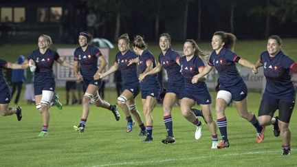 Les Bleues célèbrent leur victoire face à l'Irlande lors de la Coupe du monde féminine de rugby, le 17 août 2017 à Dublin (Irlande) (PAUL FAITH / AFP)