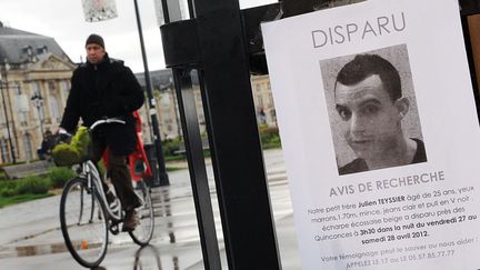 Un avis de recherche est accroch&eacute; aux grilles le long de la Garonne, le 30 avril 2012 &agrave; Bordeaux (Gironde), pour tenter de retrouver Julien Teyssier, un jeune homme disparu apr&egrave;s une soir&eacute;e dans le centre. (PIERRE ANDRIEU / AFP)