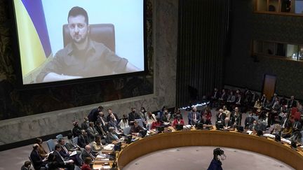 Le président ukrainien Volodymyr Zelensky s'adresse au Conseil de sécurité des Nations unies par liaison vidéo, le 5 avril 2022 à New York. (TIMOTHY A. CLARY / AFP)