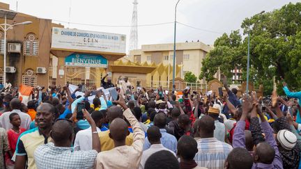 Des partisans du coup d'État descendent dans la rue, le 27 juillet 2023, après la prise du pouvoir par l'armée à Niamey, au Niger. (BALIMA BOUREIMA / ANADOLU AGENCY / AFP)