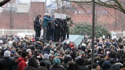 Manifestation devant le tribunal de Bobigny (Seine-Saint-Denis) contre les violences policières, le 11 février 2017.&nbsp; (MICHEL STOUPAK / CITIZENSIDE / AFP)