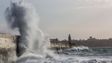 Avec des rafales à 100 km/h et des gros coefficients de marées (plus de 100), les vagues ont déferlé sur la digue du mole des noirs à Saint-Malo (Ille-et-Vilaine). (JEAN-MARC DAVID / SIPA)