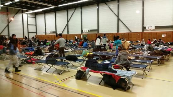 Un gymnase sert d'h&eacute;bergement d'urgence en Savoie, le 27 d&eacute;cembre 2014. (  FRANCETV INFO )