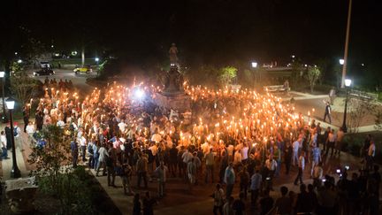 Les manifestants d'extrême-droite&nbsp;encerclent des opposants, vendredi 11 août. (ZACH D ROBERTS / NURPHOTO / AFP)