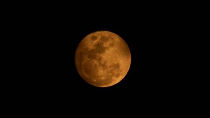 Une "super lune". (NORBERTO DUARTE / AFP)