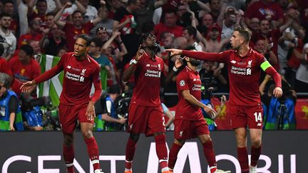 La joie des joueurs de Liverpool après leur succès en finale de la Ligue des champions face à Tottenham (2-0), le 1er juin à Madrid (Espagne). (GABRIEL BOUYS / AFP)