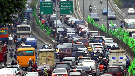 &nbsp; (Les embouteillages quotidiens de Jakarta empêchent les musulmans d'aller à la prière © /Bay ISMOYO - AFP)