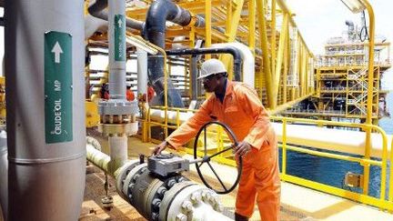 Un salarié de Total en train de surveiller un équipement sur la plateforme de la compagnie à Amenem, à 35 km de Port-Harcourt dans le delta du Niger au Nigéria (14-4-2009). (AFP - PIUS UTOMI EKPEI)