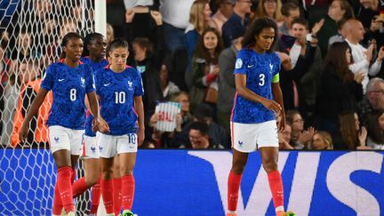 La déception des Bleues après le second but allemand qui les éliminent en demi-finale de l'Euro 2022, le 27 juillet 2022.&nbsp; (FRANCK FIFE / AFP)