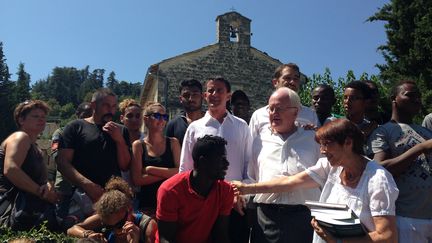 Manuel Valls, &agrave; Forcalquier (Alpes-de-Haute-Provence), le 5 ao&ucirc;t 2015, lors d'une visite de soutien au chef de file PS aux r&eacute;gionales en Paca. (ILAN CARO / FRANCETV INFO)