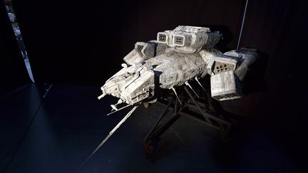 La maquette du Nostromo, le vaisseau spatial du film de SF "Alien" de Ridley Scott. Estimée entre 300.000 et 500.000 dollars, cette pièce longue de 3 mètres sera le clou de la vente de Prop Store fin août 2020 à Los Angeles. (FREDERIC J. BROWN / AFP)