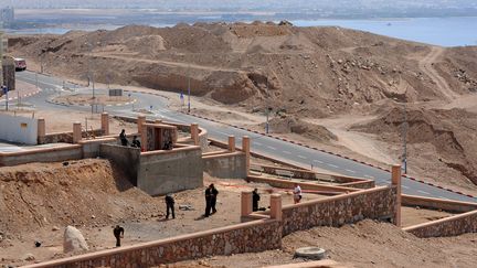 Des policiers isra&eacute;liens inspectent le complexe Mer rouge d'Eilat, apr&egrave;s l'explosion d'une roquette, le 17 avril 2013. (NOA ELIYAHU / AFP)