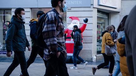 Des personnes se déplaçant dans une rue piétonne de Bordeaux, le 12&nbsp;décembre 2020. (VALENTINO BELLONI / HANS LUCAS / AFP)