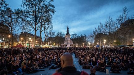 Des milliers de personnes rassemblées sur la place de la République à Paris, le 20 avril 2016.&nbsp; (PHILIPPE LOPEZ / AFP)