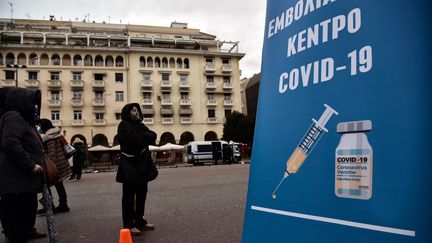 Des&nbsp;grecs&nbsp;font la queue pour se faire vacciner contre le Covid-19, à Thessalonique, le 26 novembre 2021 (SAKIS MITROLIDIS / AFP)