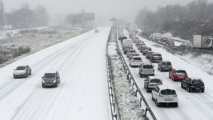 Un bouchon d&ucirc; aux conditions m&eacute;t&eacute;orologiques s'est form&eacute; sur la N118, au sud-ouest de Paris,&nbsp;le 12 mars 2013. (FRANCK FIFE / AFP)