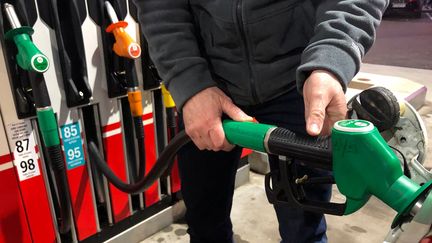 Un conducteur fait le plein dans une station-service. (AURÉLIEN ACCART / RADIO FRANCE)