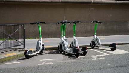 Des trottinettes électriques gérées par l'opérateur par Lime, à Paris, le 16 mai 2023. (RICCARDO MILANI / HANS LUCAS / AFP)