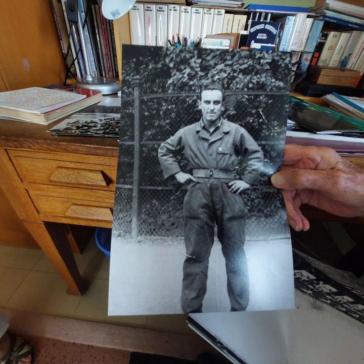 Une photo de Roger Le Neurès dans sa jeunesse, lors de la libération de Paris en août 1944. (JULES BRELAZ / RADIOFRANCE)