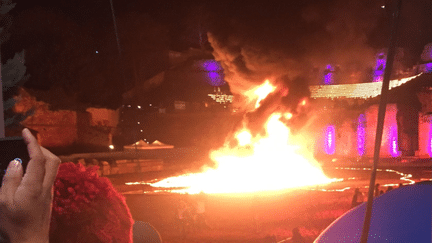 Une installation de la Fête des Lumières, à Lyon, a pris feu sous les yeux du public, samedi 9 décembre 2017.&nbsp; (FRANCK MATHEVON / RADIO FRANCE)