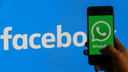 Photo d'illustration d'un téléphone avec le logo de Whatsapp. (MAHMUT SERDAR ALAKUS / AFP)