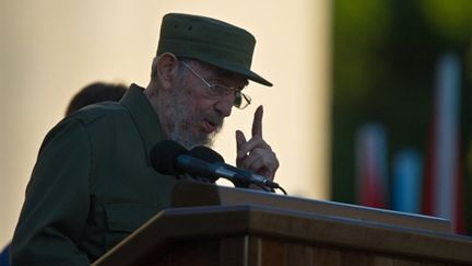 Fidel Castro signe son retour sur la scène publique à l'université de La Havane le 03/09/10 (AFP Alberto Roque)