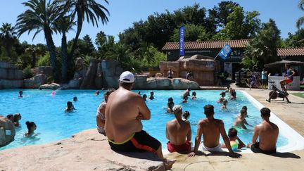 Des vacanciers se baignent dans la piscine d'un camping d'Argeles-sur-Mer (Pyrénées-orientales), le 5 août 2022. (RAYMOND ROIG / AFP)