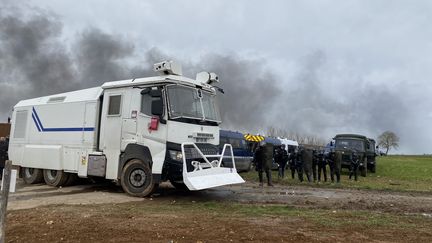 Manifestation anti-bassines à Sainte-Soline (Deux-Sèvres) le 25 mars 2023 marquée par des affrontements entre les forces de l'ordre et des manifestants. 4000 grenades lacrymogènes et de désencerclement ont été tirées, il y a aussi eu des tirs de LBD. Quatre véhicules de la gendarmerie ont été incendiés et de nombreux blessés. (NOEMIE GUILLOTIN/RADIOFRANCE)