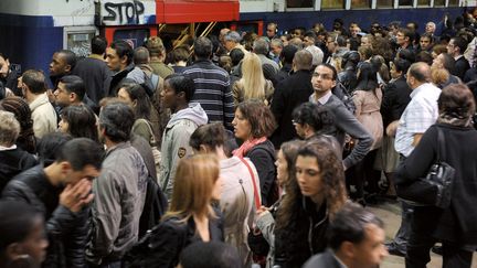 Sur un quai de RER de la gare du Nord, à Paris, lors d'une grève, le 21 juin 2011. (BERTRAND GUAY / AFP)