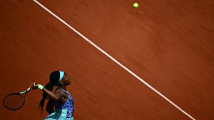 Coco Gauff au service contre Sloane Stephens,&nbsp;en quart de finale dames de Roland Garros, le 31 mai 2022. (ANNE-CHRISTINE POUJOULAT / AFP)