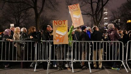 Manifestation le 19 janvier à New York aux Etats-Unis, devant la tour Trump, d'opposants au président-élu républicain, à la veille de son investiture. (SELCUK ACAR / ANADOLU AGENCY/AFP)