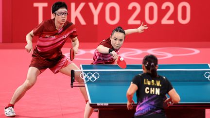 Jun Mizutani et Mima Ito (de face), ont privé les Chinois Xu Xin et Liu Shiwen de la médaille d'or, lundi 26 juillet, aux Jeux olympiques de Tokyo. (ZHENG HUANSONG / XINHUA)