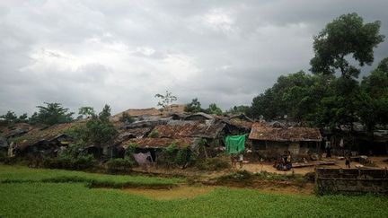 pour les réfugiés Rohingyas à Teknaf.

Certains ont choisi l’exil vers d’autres pays, comme dans les années 60, quand 250.000 Rohingyas sont partis en Arabie Saoudite.

Aujourd’hui, la Malaisie en accueille 20.000 avec un statut de réfugiés et le Pakistan, où ils se sont bien intégrés, 300.000. (AFP PHOTO/ Munir uz ZAMAN)