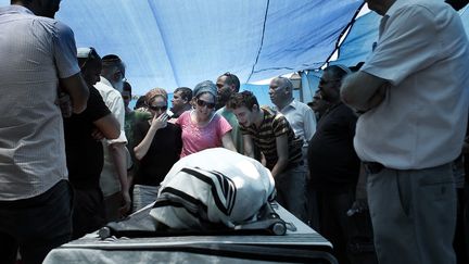 Des proches de Malachi Rosenfeld se recueillent auprès de sa dépouille, le 1 juillet 2015, dans la colonie de Kochav Hashahar (Cisjordanie). (THOMAS COEX / AFP)