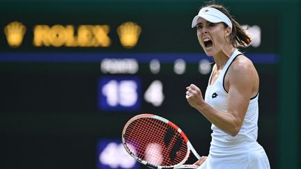 La Française Alizé Cornet lors de son match face à la numéro 1 mondiale, Iga Swiatek, au troisième tour de Wimbledon, le 2 juillet 2022. (GLYN KIRK / AFP)