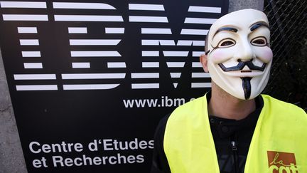 Un salari&eacute; d'IBM, masqu&eacute;, devant le centre de recherches IBM de La Gaude (Alpes-Maritimes), le 9 ao&ucirc;t 2012. (ERIC GAILLARD / REUTERS)