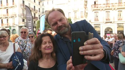 Jean-Pierre Améris se prête au jeu des selfies sur le tapis rouge d'Aix-Les Bains. Le réalisateur lyonnais est venu présenter son nouveau film "Marie-Line et son juge". (France 3 Alpes)