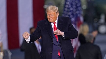 Donald Trump danse sur la chanson "YMCA" du groupe Village People le 26 octobre 2020, durant un meeting à Martinsburg, en Pennsylvanie. (GENE J. PUSKAR / AP / SIPA)