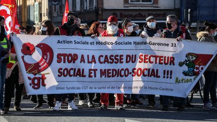 Des soignants manifestent dans les rues de Toulouse (Haute-Garonne), le 11 janvier 2022. (FREDERIC SCHEIBER / HANS LUCAS / AFP)