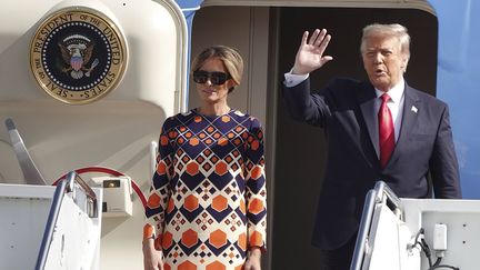 Le président sortant, Donald Trump, et son épouse, Mélania, à leur arrivée à l'aéroport de Palm Beach, en Floride (Etats-Unis), le 20 janvier 2021. (JOE CAVARETTA / AP / SIPA)