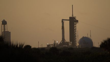 La fusée Falcon 9 et la capsule Crew Dragon, le 30 octobre 2021 à Cape Canaveral en Floride (Etats-Unis).&nbsp; (JOE RAEDLE / GETTY IMAGES NORTH AMERICA / AFP)